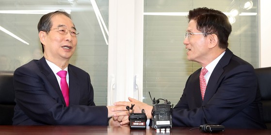 지난 달 11일 김문수 국민의힘 대선후보와 한덕수 전 국무총리가 여의도 국민의힘 대선후보 사무실에서 회동을 하고 있던 모습. 뉴스1
