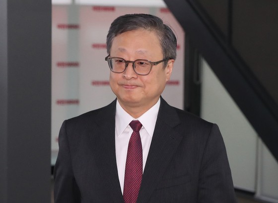 후보교체 시도 감사를 총괄하고 있는 유일준 국민의힘 당무감사위원장의 모습. 사진은 지난해 3월 국민의힘의 위성정당이었던 국민의미래 공천관리위원장을 맡아 비례대표 후보자 순번 발표 기자회견을 갖기 위해 이동하던 모습.