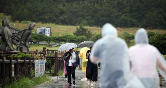 <b>제주</b>·<b>남해안</b> '시간당 50' 거친 비 퍼붓는다…덥고 축축한 주말