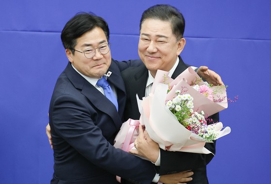 신임 원내대표로 선출 된 김병기 의원(오른쪽)이 13일 국회에서 열린 제2기 원내대표 선출을 위한 의원총회에서 박찬대 전임 원내대표의 축하를 받고 있다. 임현동 기자/20250613