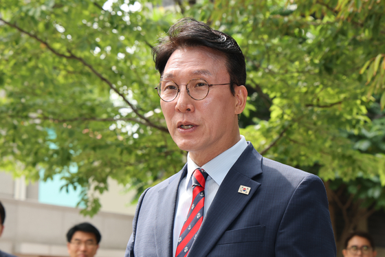 김민석 국무총리 후보자가 13일 오전 서울 종로구 통의동 금융감독원 연수원에 마련된 인사청문회 준비 사무실로 출근을 하고 있다. 뉴스1