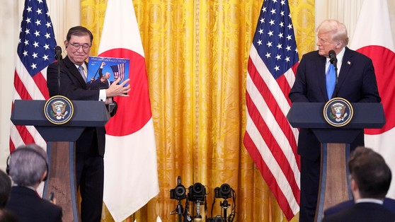 도널드 트럼프 미국 대통령(오른쪽)과 이시바 시게루 일본 총리. AP=연합뉴스