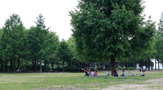 서울 성동구 서울숲에서 시민들이 그늘을 찾아 휴식하고 있다. 연합뉴스