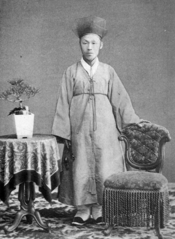 김옥균이 1882년 수신사절단으로 일본 방문 당시 스즈키 사진관에서 찍은 사진. [중앙포토]