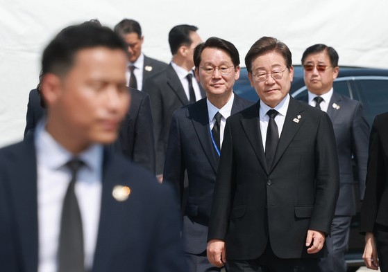 이재명 대통령과 김혜경 여사가 6일 서울 동작구 국립서울현충원에서 열린 현충일 추념식에 입장하고 있다. 박관천 대통령경호처 차장(오른쪽 뒤)이 이 대통령을 수행하고 있다. 대통령실통신사진기자단