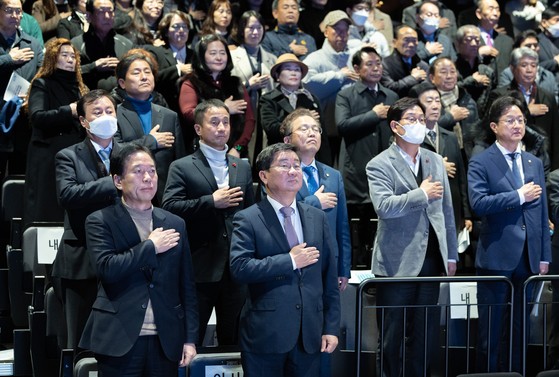 2023년 12월 14일 정태호 당시 더불어민주당 민구연구원장(앞줄 왼쪽)과 전해철 당시 민주주의 4.0 연구원 이사장(앞줄 오른쪽)이 서울 종로구 노무현시민센터에서 열린 민주주의 4.0 연구원 창립 3주년 기념 토
