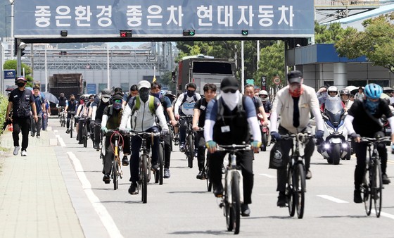 현대자동차 울산공장 명촌정문에서 오전조 근로자들이 퇴근을 하고 있다.뉴스1
