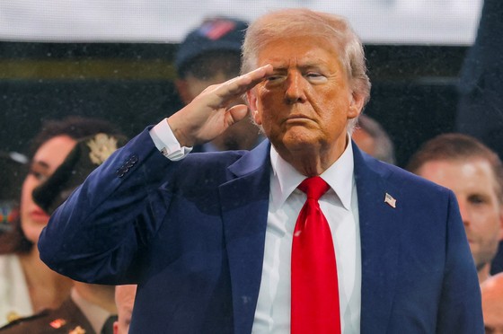 <b>트럼프 생일</b> 위한 軍<b>열병식</b>?…국가보다 '<b>생일</b>축가' 먼저 불렀다 [르포]
