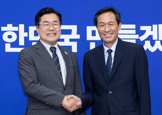 우상호 신임 대통령실 정무수석(오른쪽)이 10일 오후 서울 여의도 국회에서 박찬대 더불어민주당 대표 직무대행 겸 원내대표를 예방하고 있다. 뉴스1