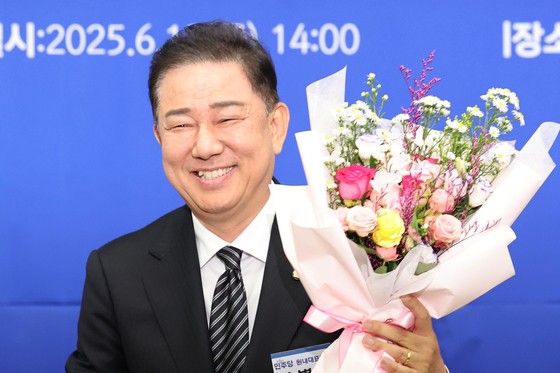13일 오후 서울 여의도 국회에서 열린 더불어민주당 제2기 원내대표 선출 의원총회에서 새 원내대표로 당선된 김병기 의원이 인사하고 있다. 뉴스1
