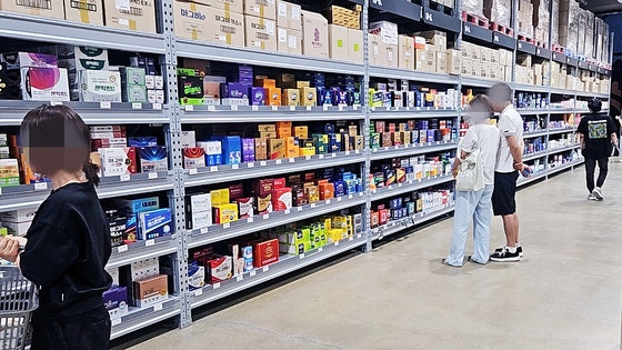 15일 오전 경기도 성남시의 한 약국. 손님들이 장바구니 등을 들고 건강기능식품을 살펴보고 있다. 채혜선 기자