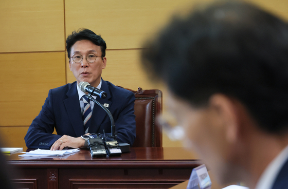 김민석 국무총리 후보자가 16일 서울 종로구 통의동 금융감독연수원에 마련된 청문회 준비단 사무실에서 열린 경제·민생분야 부처 업무보고에서 발언하고 있다. 연합뉴스
