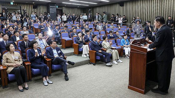  더불어민주당이 13일 의원총회를 진행하는 모습. 연합뉴스