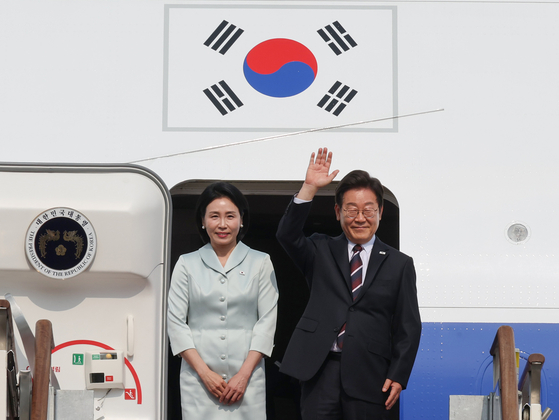 주요 7개국(G7) 정상회의에 참석하는 이재명 대통령이 김혜경 여사와 16일 성남 서울공항 공군 1호기에서 인사하고 있다. 연합뉴스