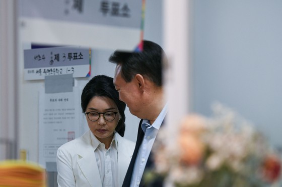 윤석열 전 대통령과 부인 김건희 여사가 제21대 대통령선거 투표일인 지난 3일 오전 서울 서초구 서초동 원명초등학교 투표소에서 투표를 위해 대기하고 있다. 장진영 기자