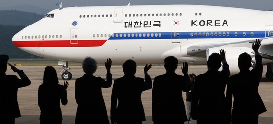 강훈식 대통령비서실장(오른쪽부터), 더불어민주당 김병기 원내대표, 우상호 정무수석, 고기동 행정안전부 장관 직무대행, 타마라 모휘니 주한 캐나다 대사 등 환송 인사들이 16일 성남 서울공항에서 주요 7개국(G7) 정