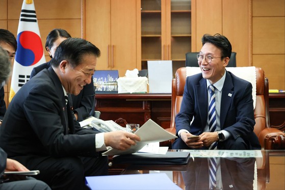김민석 국무총리 후보자가 16일 서울 종로구 통의동 금융감독연수원에 마련된 청문회 준비단 사무실에서 나가시마 아키히사 일본 총리 국가안보 담당 보좌관을 접견하고 있다. 국무총리 후보자 인사청문준비단 제공. 