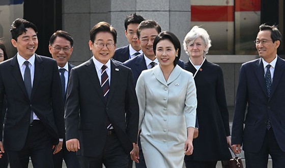 캐나다 G7 정상회의에 참석하는 이재명 대통령이 16일 성남 서울공항에서 환송 나온 인사들과 이동하고 있다. 왼쪽부터 강훈식 비서실장, 황인권 경호처장, 이 대통령, 통역 담당 행정관, 김병기 더불어민주당 원내대표,