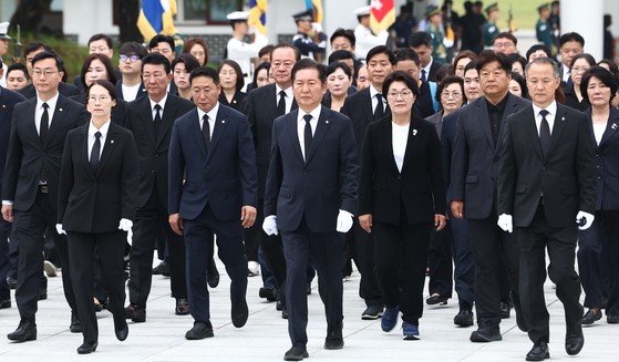 더불어민주당 당대표 출마를 선언한 정청래 의원이 16일 오전 서울 동작구 국립서울현충원에서 현충탑에 참배하기 위해 이동하고 있다. 2025.6.16/뉴스1