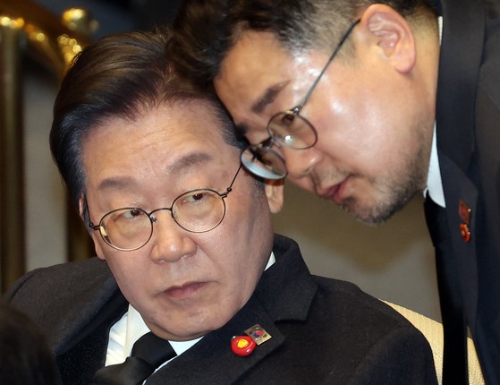 이재명 대통령이 더불어민주당 대표 시절인 지난 4월 3일 국회 본회의에서 박찬대 당시 원내대표와 대화하고 있다. 연합뉴스