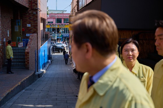 이재명 대통령이 지난 12일 서울 용산구 이태원 참사 현장에 조성된 ‘10·29 기억과 안전의 길’을 방문하고 있다. 전속사진사 위성환 작가가 찍은 이 사진에서 초점이 맞은 곳은 이 대통령이 아니라 이 대통령 시선이