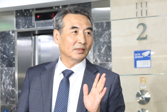 윤석열 전 대통령의 부인 김건희 여사 의혹 관련 사건을 맡은 민중기 특별검사가 17일 오전 서울 서초구 사무실로 출근하고 있다. 뉴스1