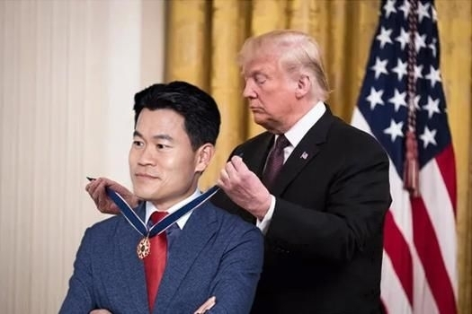 도널드 트럼프 미국 대통령이 전 한국사 강사 전한길씨에게 ‘대통령 자유훈장’을 수여하는 모습을 담은 합성 사진. 사진 페이스북 캡처