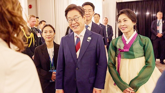 <b>김혜경 여사</b>, 한복 입고 <b>외교</b>무대 <b>데뷔</b>…"사진 요청 많았다"