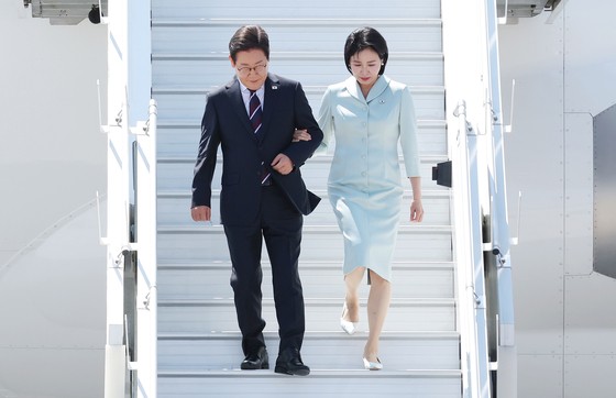 주요 7개국(G7) 정상회의에 참석하는 이재명 대통령이 16일(현지시간) 캐나다 앨버타주 캘거리국제공항에 도착해 김혜경 여사와 공군 1호기에서 내리고 있다. 연합뉴스