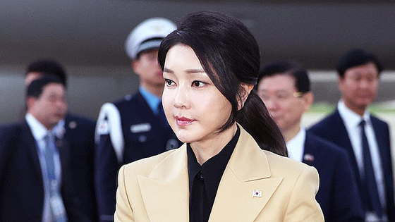 김건희 여사가 지난해 7월 검찰 조사를 앞두고 김주현 당시 대통령실 민정수석과 비화폰으로 통화한 의혹이 17일 불거졌다. 연합뉴스