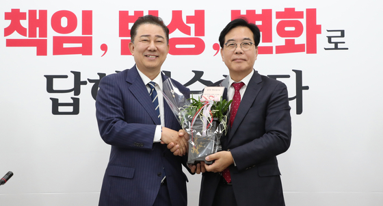 김병기 더불어민주당 원내대표가 17일 서울 여의도 국회에서 송언석 국민의힘 원내대표를 예방, 축하난을 전달하고 있다. 임현동 기자