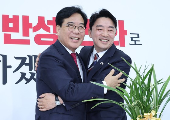 강훈식 대통령 비서실장(오른쪽)이 17일 오후 국회에서 송언석 국민의힘 신임 원내대표를 예방하고 포옹하고 있다. 임현동 기자