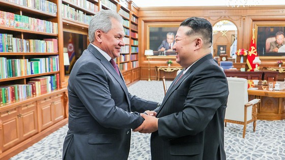 김정은 북한 국무위원장이 지난 4일 블라디미르 푸틴 러시아 대통령의 위임으로 북한을 방문한 세르게이 쇼이구 러시아 안전이사회 서기장을 만나는 모습. 조선중앙통신, 연합뉴스