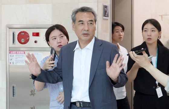 김건희 여사 수사를 맡은 민중기 특별검사가 서초구 사무실에서 질문에 답하고 있다. [뉴시스]