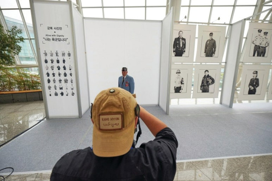 지난 2016년 군복 전시회에 우연히 들른 미 참전용사 살 스칼라토를 찍을 &#46468; 그의 자부심 어린 눈빛을 만나 현효제 작가의 인생이 바뀌었다. [사진 현효제]