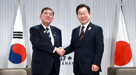 이재명 대통령과 이시바 시게루 일본 총리가 17일(현지시간) 캐나다 앨버타주 캐내내스키스 주요 7개국(G7) 정상회의장에서 열린 한일 정상회담에서 악수하고 있다. 김현동 기자