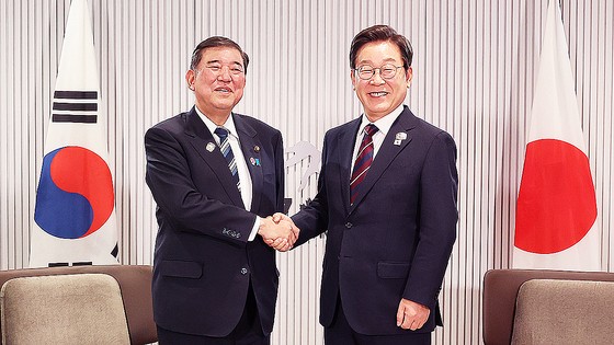 이재명 대통령이 17일(현지시간) 캐나다 앨버타주 캐내내스키스 주요 7개국(G7) 정상회의장에서 열린 한·일 정상회담에서 이시바 시게루 일본 총리와 악수하며 기념촬영을 하고 있다. 대통령실사진취재단