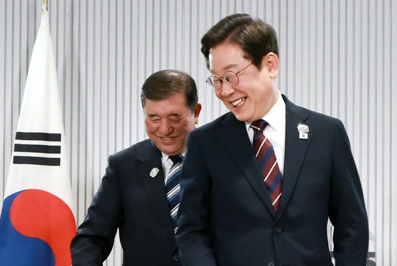 이재명 대통령이 17일(현지시간) 캐나다 앨버타주 카나나스키스 주요 7개국(G7) 정상회의장에서 열린 한일 정상회담에서 이시바 시게루 일본 총리에 상석을 양보하며 밝게 웃고 있다. 대통령실사진기자단