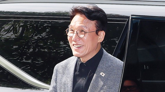  김민석 국무총리 후보자가 18일 서울 종로구 통의동 금융감독연수원에 마련된 청문회 준비단 사무실로 출근하고 있다. 연합뉴스