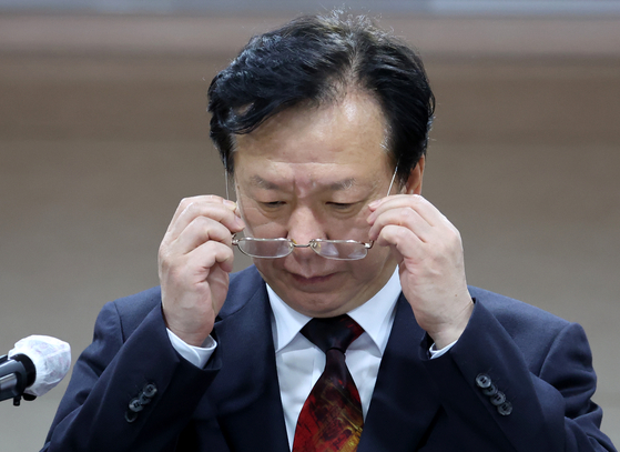 2022년 5월 17일 정호영 당시 보건복지부 장관 후보자가 서울 중구 국립중앙의료원 대강당에서 최근 제기된 자녀 관련 의혹 등에 대한 설명에 앞서 안경을 쓰고 있다. 정 후보자는 자녀 아빠찬스 의혹으로 인사청문회 
