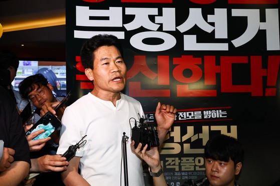 전 한국사 강사 전한길씨가 지난달 21일 서울 시내 한 영화관에서 ‘부정선거, 신의 작품인가’ 관람을 마친 뒤 취재진 앞에서 발언하고 있다. 김종호 기자