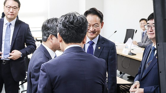  김용범 대통령실 정책실장(가운데)이 18일 오전 국회 의원회관에서 비공개로 열린 추경 편성을 논의하는 당정협의회에 참석해 진성준 더불어민주당 정책위의장과 인사하고 있다. 임현동 기자