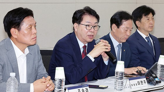  국정기획위원회 이한주 위원장이 18일 정부세종컨벤션센터에서 열린 경제1분과 기획재정부 업무보고에서 인사말을 하고 있다. 연합뉴스