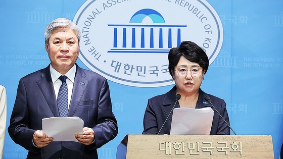 '<b>검찰</b>권 오남용특별법' 발의 예고한 조국당…뭔가 불편한 여당