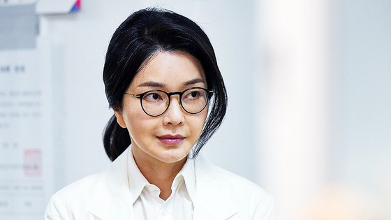 윤석열 전 대통령의 부인 김건희 여사가 지난 3일 서울 서초구 원명초등학교에 마련된 서초구 제3투표소에서 투표를 하기 위해 줄을 서 있다. 뉴스1