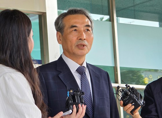 김건희 특검팀을 이끄는 민중기 특별검사가 18일 오후 서울 양천구 서울남부지검을 찾아 건진법사 의혹 등을 수사한 신응석 검사장 등을 만난 뒤 취재진에게 면담 취지를 설명하고 있다. 손성배 기자