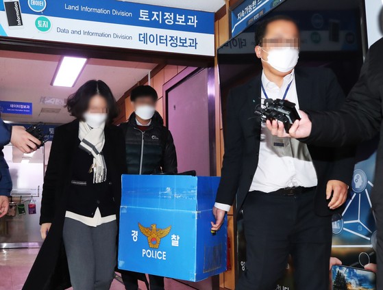 양평 공흥지구 개발사업 특혜 의혹을 수사 중인 경찰이 윤석열 전 대통령이 국민의힘 대선후보였던 지난 2021년 12월 30일 경기도 양평군청에 대한 압수수색을 하고 있다. 연합뉴스