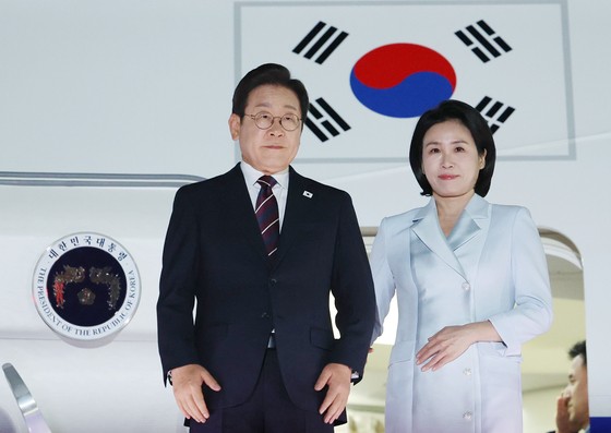 이재명 대통령, 캐나다 G7 정상회의 일정 마치고 귀국   (성남=연합뉴스) 한상균 기자 = 이재명 대통령과 김혜경 여사가 19일 51차 주요 7개국(G7) 정상회의 일정을 마친 뒤 성남 서울공항에 도착해 공군 1호