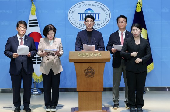 김민석 국무총리 후보자 검증을 위한 인사청문 특별위원회 소속 국민의힘 배준영(왼쪽부터), 김희정, 주진우, 곽규택 의원이 18일 오후 서울 여의도 국회 소통관에서 김 후보자의 수입 5억 1,000만원 및 지출 13억