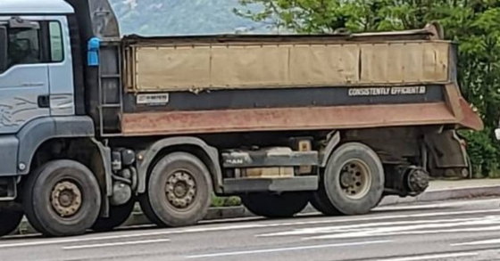 지난달 5일 오후 1시쯤 경기 과천시 갈현동 소재 도로에서 인덕원 방향으로 달리던 25t 덤프트럭 좌측 4열(마지막 열) 바퀴가 갑자기 빠지는 사고가 났다. 사진은 사고 차량의 바퀴. 연합뉴스
